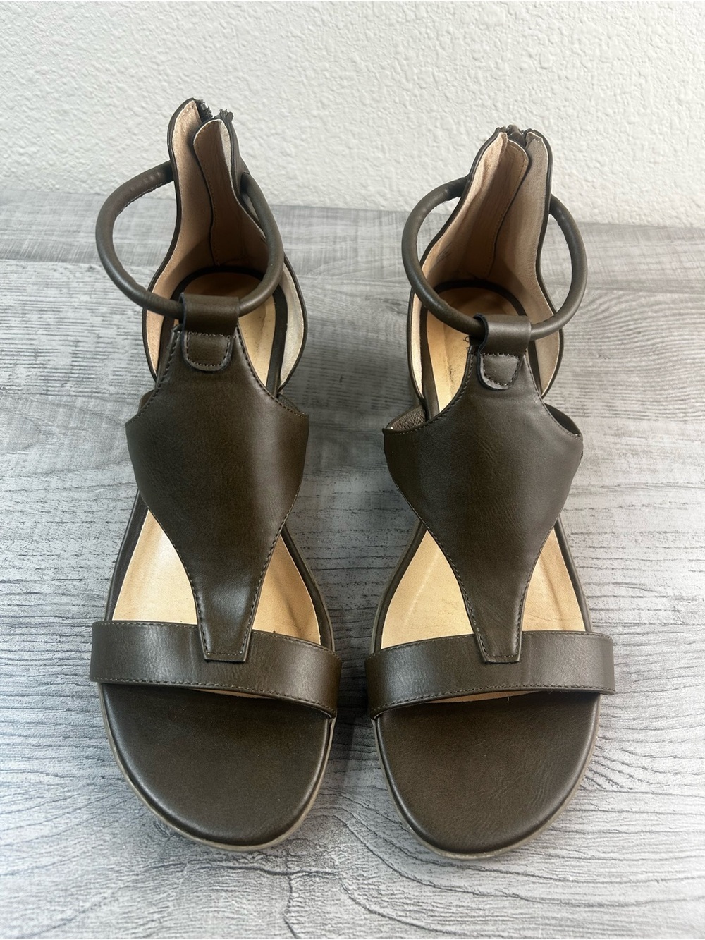 Journee Collection  Olive Green Leather T-Strap Zip-Back Sandals Size 9.5 - Picture 3 of 13